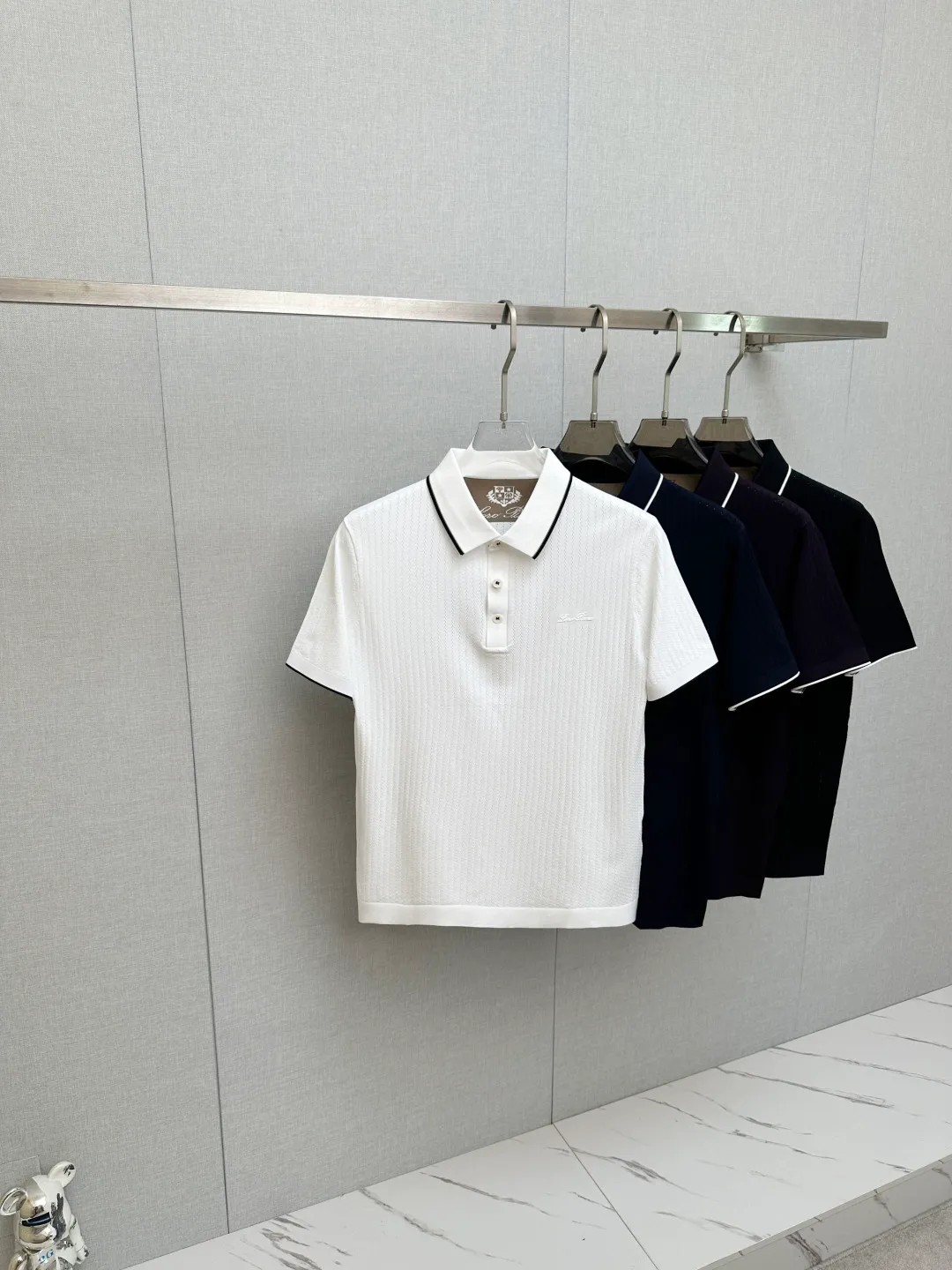 LP top quality 2026 new short sleeves! Original custom fabric, soft to the touch. Top imported private goods, fashionable design and trendy short sleeves, without losing luxury. There is no doubt about the quality. The upper body effect is awesome, luxury official website Same Style! Size: M-3XL